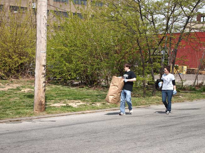 Volunteers at our 8th & Poplar Philly Cleanup