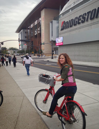 How to Look Cute While Biking: Ladies Guide